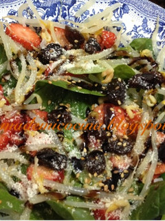 Una foto de Ensalada de espinacas y fresas