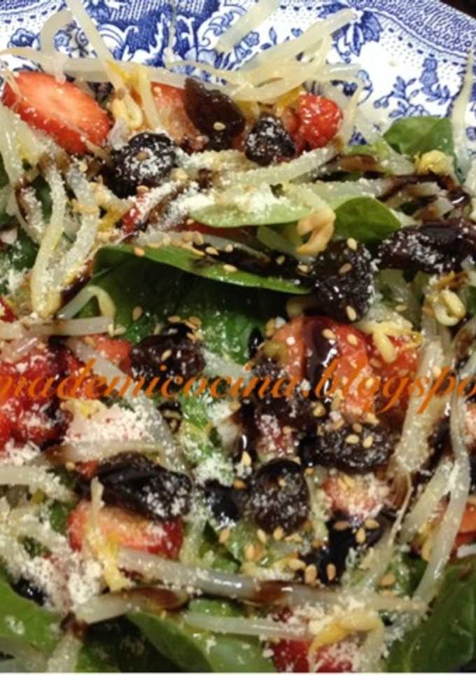Una foto de Ensalada de espinacas y fresas