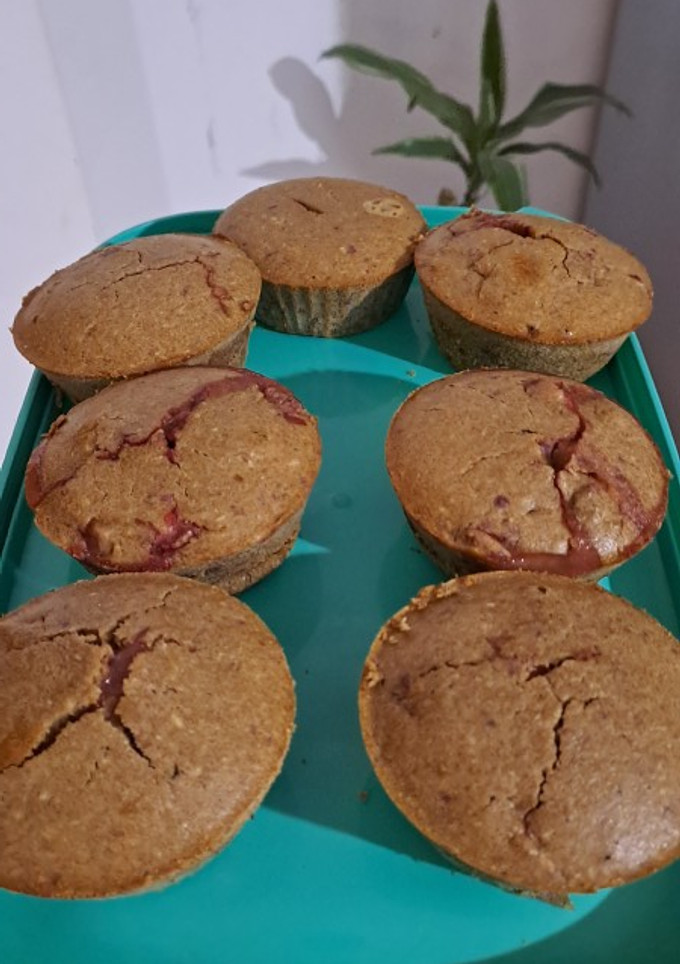 Una foto de Muffin de harina integral con frutilla y coco