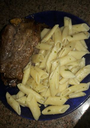 Una foto de Churrasquitos con fideos al provenzal