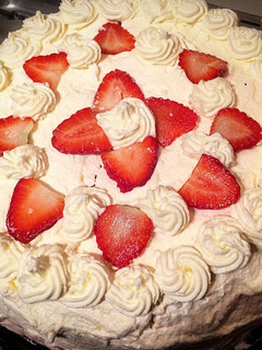 Una foto de Torta de merengue frutilla (torta helada)