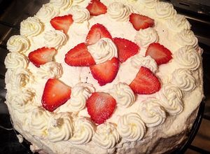 Una foto de Torta de merengue frutilla (torta helada)