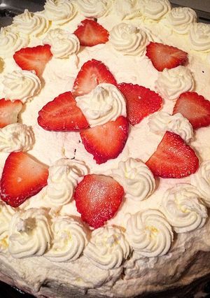 Una foto de Torta de merengue frutilla (torta helada)