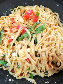 Foto resep Fresh Mozzarella Tomato Pasta dengan Kemangi