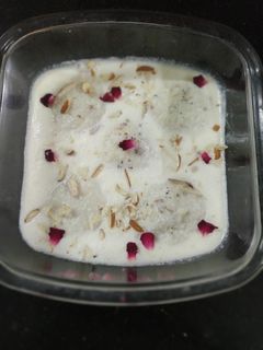 બ્રેડ રસમલાઈ (Bread Rasmalai Recipe In Gujarati) રેસીપી મુખ્ય ફોટો