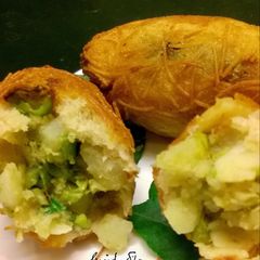 A picture of Vermicelli coated potato and peas rolls.