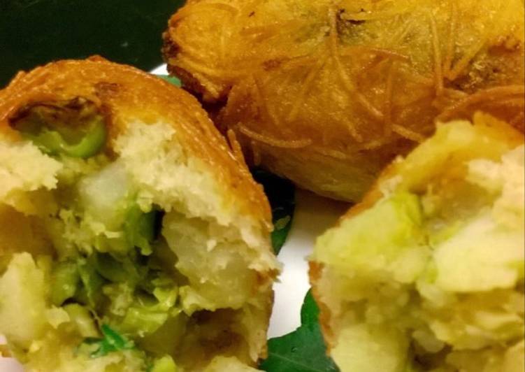 Vermicelli coated potato and peas rolls