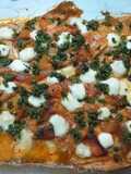 Palometa al horno con pimientos asados y queso feta