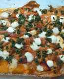 Palometa al horno con pimientos asados y queso feta