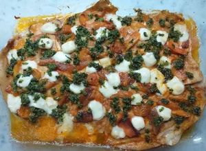 Una foto de Palometa al horno con pimientos asados y queso feta