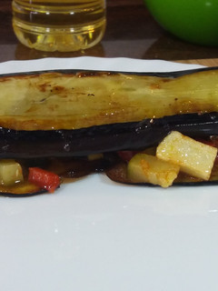 Una foto de Librito de berenjena a la miel con verduras