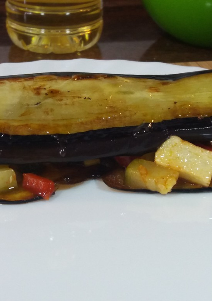 Una foto de Librito de berenjena a la miel con verduras