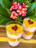 Kokos-Joghurt-Dessert mit Passionsfrucht und Mango