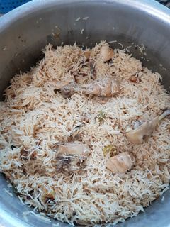 A picture of Chicken yakhni pulao.
