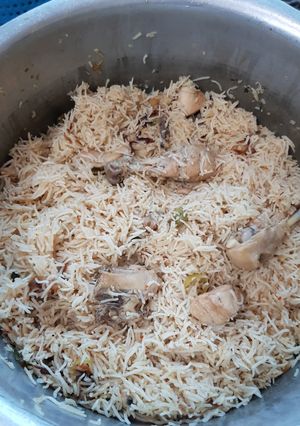 A picture of Chicken yakhni pulao.