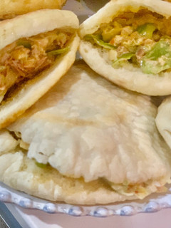Una foto de Bocadillos de atún con pan libanés