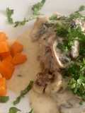 Merluza azul con salsa de champignons y roquefort