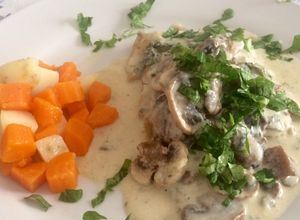 Una foto de Merluza azul con salsa de champignons y roquefort
