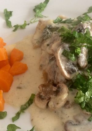 Una foto de Merluza azul con salsa de champignons y roquefort