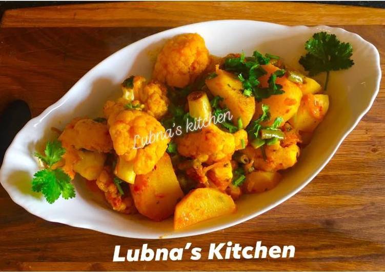Recipe of Favorite Potato &amp; cauliflower curry (Aloo Gobi)