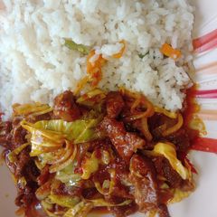 A picture of Beef, onion and cabbage sauce.