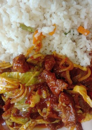 A picture of Beef, onion and cabbage sauce.