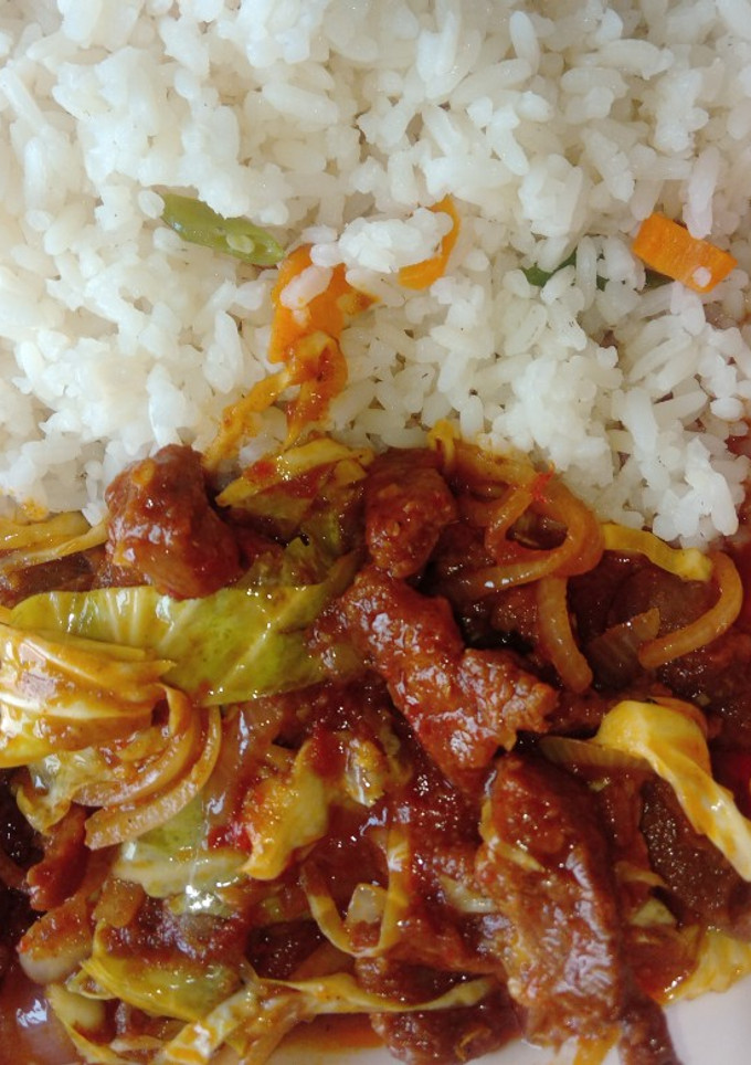 A picture of Beef, onion and cabbage sauce.