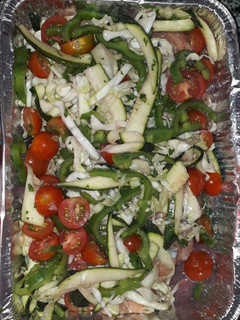 Una foto de Salmón con verduras al horno