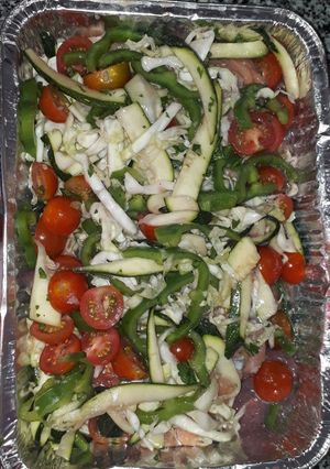 Una foto de Salmón con verduras al horno