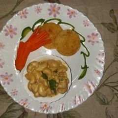 A picture of White sauce pasta with garlic bread.