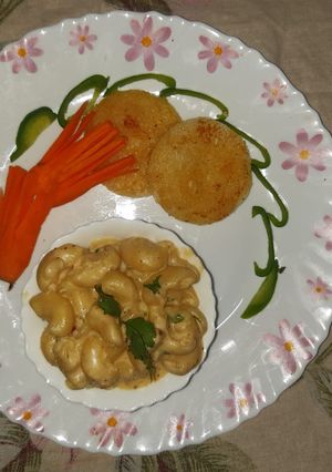 A picture of White sauce pasta with garlic bread.