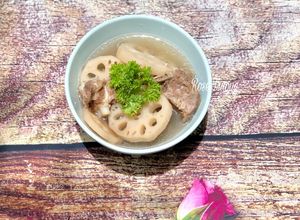 Hình của món Canh Củ Sen Hầm Sườn Heo.