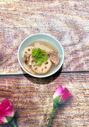 Hình của món Canh Củ Sen Hầm Sườn Heo.