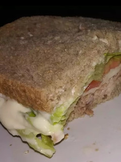 Una foto de Sándwich vegetal de verano con atún