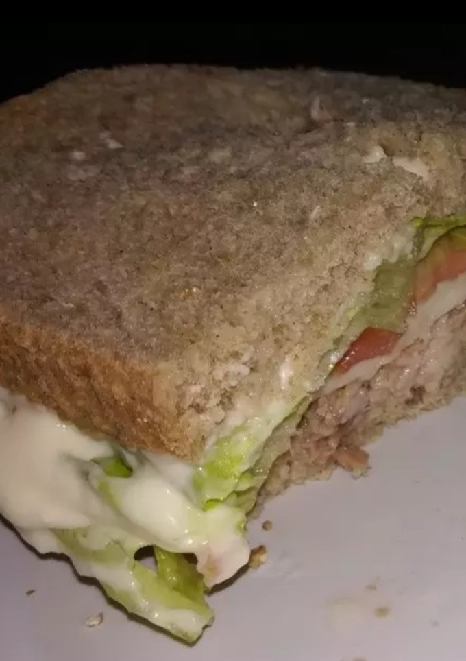 Una foto de Sándwich vegetal de verano con atún