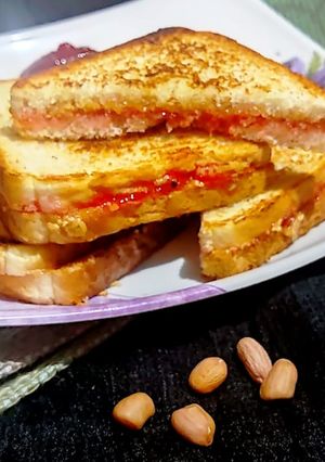 पीनट बटर अॅण्ड जेली सँडविच (PB&J) (peanut butter and jelly sandwich recipe in marathi) रेसिपी चे मुख्य फोटो 
