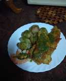Merluza empanada con papas arrugás, langostinos y mojo verde