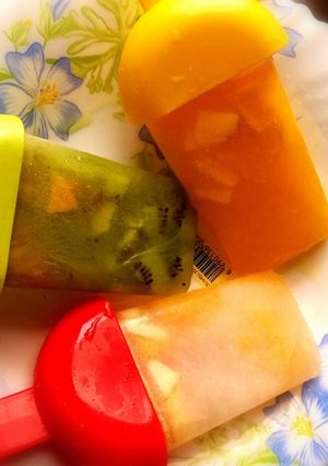 A picture of Fruits popsicles.
