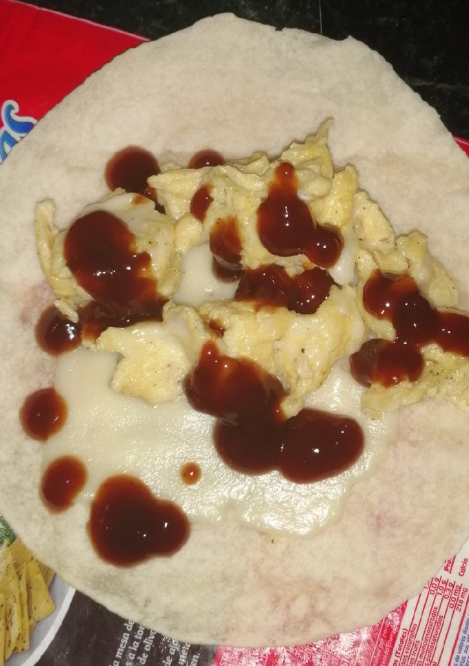 Una foto de Huevos revueltos con queso y BBQ