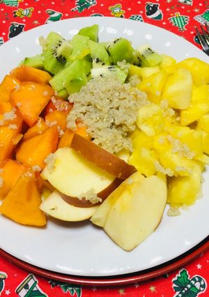 Una foto de Ensalada de Frutas con Quinua Para el Desayuno !🍍🍎🥝🍋🌺👌