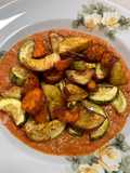 Legumes assados sobre pasta de pimentão