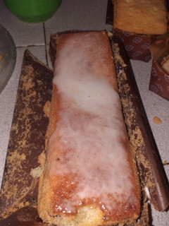 Una foto de Budín cuatro cuartos con chips de chocolate y glaseado