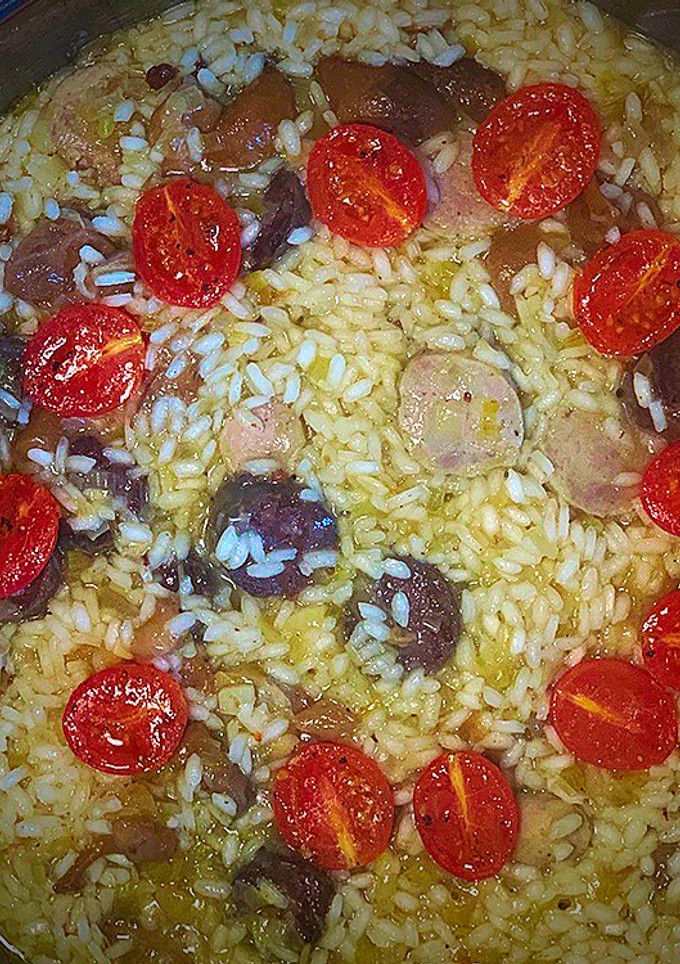 Una foto de Arroz con butifarras y boletus