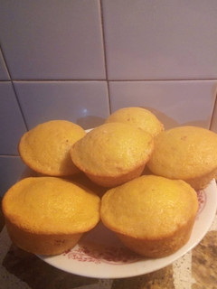 Una foto de Muffins de frutas abrillantadas y maní con pasas de uva