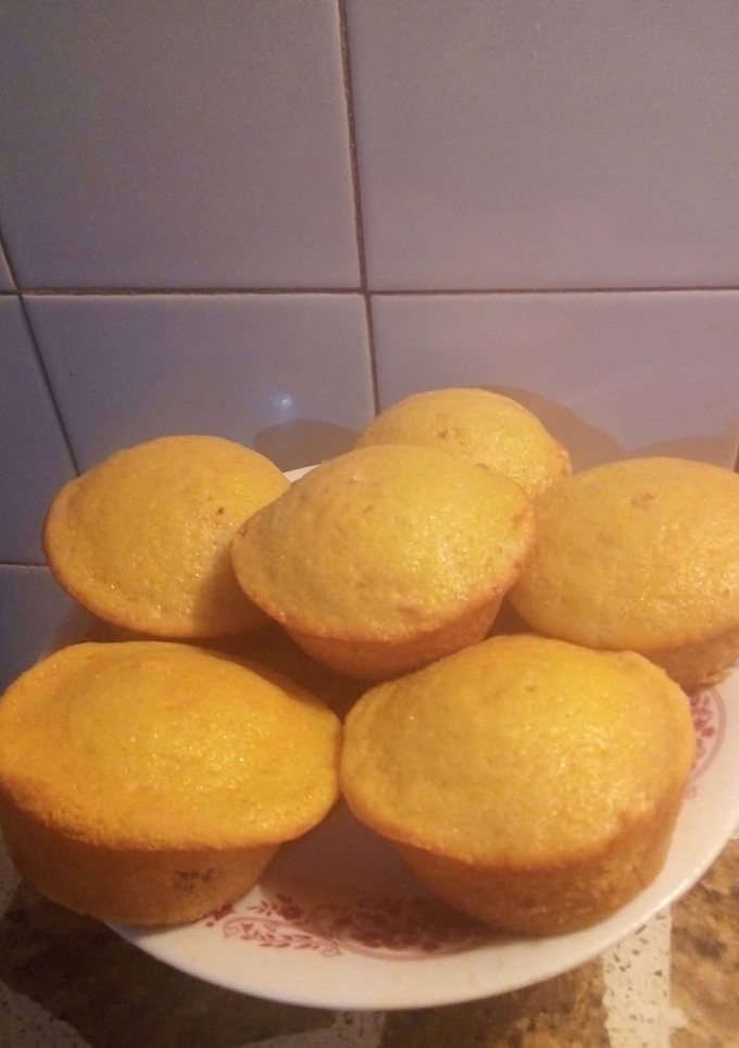 Una foto de Muffins de frutas abrillantadas y maní con pasas de uva