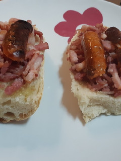 Una foto de Montadito de chistorra, bacon, jamón ibérico