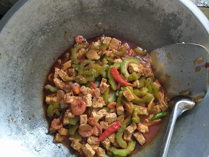 Cara Mudah Membikin Resep Tumis pare udang tempe borneo yang Lezat Anti Ribet, Bikin Ngiler
