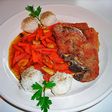 Chuleta de cerdo con zanahorias caramelizadas y bolas de arrozhervido