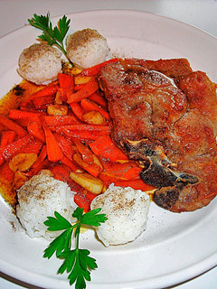 Una foto de Chuleta de cerdo con zanahorias caramelizadas y bolas de arrozhervido