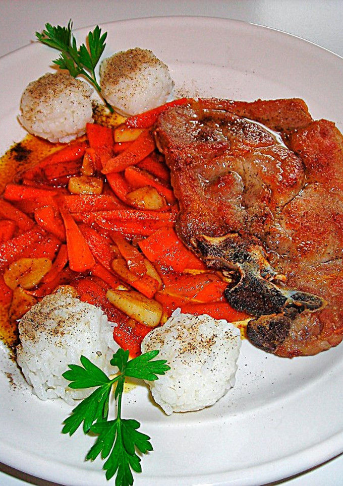 Una foto de Chuleta de cerdo con zanahorias caramelizadas y bolas de arrozhervido